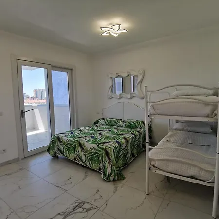 Modern Comfort In Centre Lejlighed